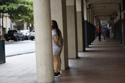 Labor.- Una trabajadora sexual en el centro de Guayaquil.