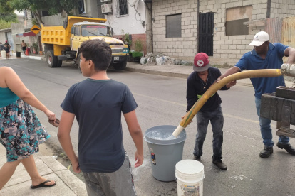 Ciudadanos denuncian que el servicio de suministro de agua de los tanqueros no llega a todos los sectores.