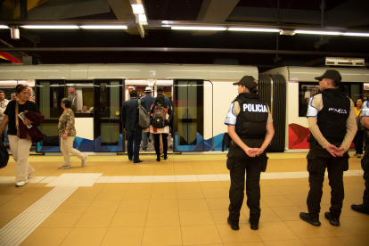 Referencial. Son 247 efectivos están desplegados en las 15 estaciones del Metro