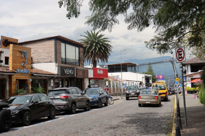 En los alrededores de la Plaza de Cumbayá funcionan establecimientos como bares, discotecas y restaurantes