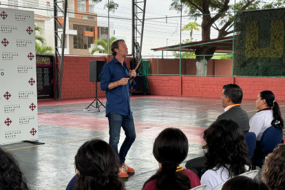 Estudiantes del colegio Menor fueron visitados por el cofundador de Pacari,