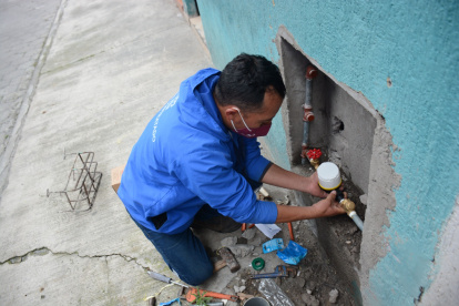 En el sur. En el barrio IESS Fut se cambiaron alrededor de 300 medidores. Si el propietario tiene listo el acceso, el reemplazo del equipo demora entre siete y diez minutos.