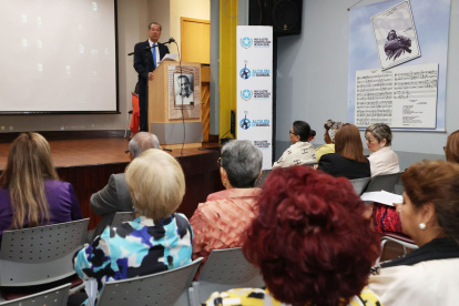 Benjamín Rosales durante su intervenciòn en la semblanza a Jenny Estrada.