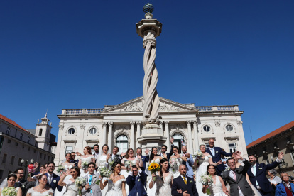 Las parejas de recién casados en una ceremonia tradicional, denominada las "Bodas de "St. Antonio" en la Catedral de Lisboa, en Lisboa.