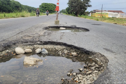 Luego de la inundación del carretero se formaron grandes huecos.