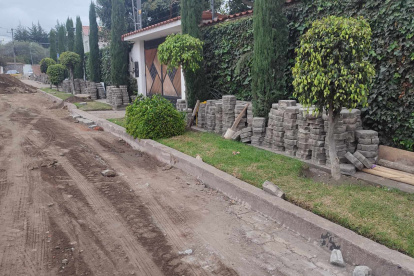 Las calles quedaron sin los adoquines para poder arreglar el alcantarillado