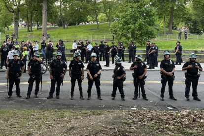 Policías vigilan los alrededores durante un mitin del expresidente Donald Trump este jueves, en Cotrona Park en Nueva York (EE. UU).