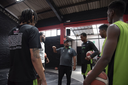 El entrenador Manolo Albán preparó con sus jugadores la estrategia para enfrentar a Barcelona.