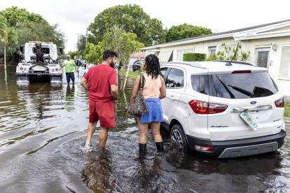 Florida. Personas transitan un barrio inundado en Hallandale Beach.