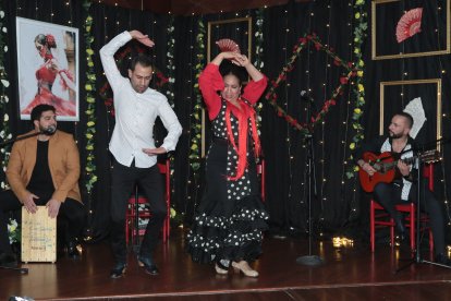 La presentación contó con la voz y el baile de Elena Andújar, el cajón de Antonio Andújar, la guitarra y canto de Carlos Falconí y el talento del bailaor Armando Tovar.