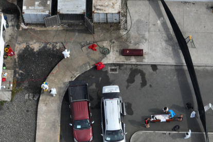 Personal del Servicio Nacional de Medicina Legal y Ciencias Forenses limpió hoy el sector donde los cadáveres reposaron al sacarlos del contenedor.