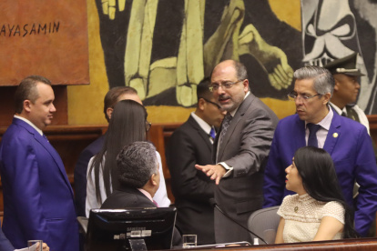 Legislativo. El presidente de la Asamblea, Henry Kronfle, saluda con algunos colegas de varias bancadas en la Asamblea Nacional.