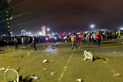 Varias sillas fueron destrozadas mientras la gente corría tras la alerta de un presunto explosivo.