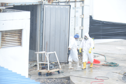 Limpieza. El personal usó ayer erróneamente un gorro quirúrgico desechable al limpiar el contenedor que almacenó muertos sin climatización.