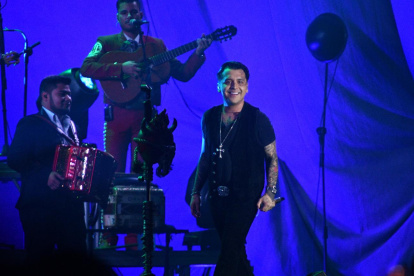 El artista mexicano Christian Nodal durante su concierto en Machala, la noche de este jueves 13 de junio.