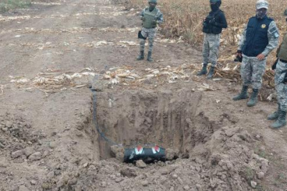 Personal especializado de las Fuerzas Armadas utilizó carga explosiva para destruir la pista.