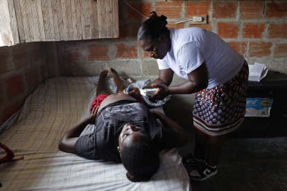 María Crucelina Sánchez (d), "Chilina", mientras atiende a una joven embarazada en la población de Iró (Colombia)