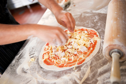 Los primeros registros históricos de un plato similar a la pizza moderna provienen de Pompeya, donde se encontraron evidencias de pan plano horneado con aceite de oliva y cubierto con hierbas, ajo y queso.