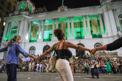 Mujeres participan durante una protesta contra el proyecto de ley de 1904, que restringe el aborto legal en caso de violación y equipara el procedimiento al homicidio simple, este jueves en Cinelandia, Río de Janeiro (Brasil).