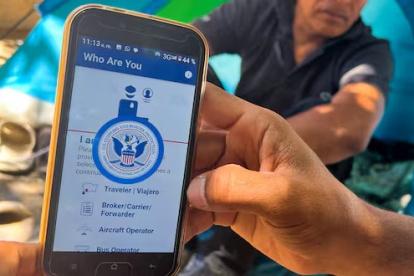 Un migrante muestra la aplicación CBP One de la agencia de Aduanas y Protección Fronteriza de EE. UU.