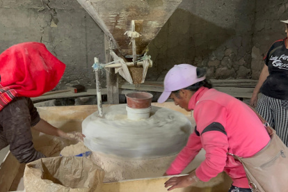 Durante el proceso de la molienda de los granos en Amgarmarca, cantón Pujilí