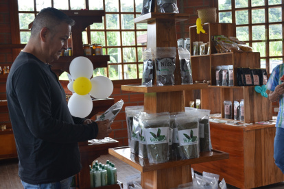 Héctor Cerda muestra cada producto elaborado por manos de mujeres y hombres de las comunidades de Carlos Julio Arosemena.