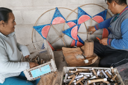 En Cuenca existen 47 familias agremiadas que se dedican desde hace varias generaciones al oficio tradicional de la pirotecnia artesanal.