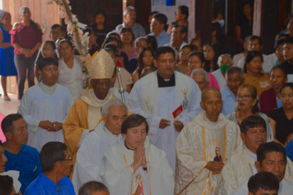 Las autoridades eclesiásticas de Santa Elena durante un acto religioso