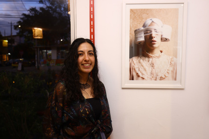 Arte. Verónica Lombeida fue una de las finalistas del Premio Brasil / Arte Emergente 2022, por el proyecto fotográfico Personajes en cuarentena, del que surgió esta serie de autorretratos que ahora expone.