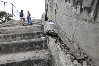 Deterioro. El concreto se desprende con facilidad del paso peatonal.