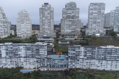 Fotografía aérea que muestra un socavón que afecta al edificio Euromarina 2, este jueves en Reñaca, Viña del Mar (Chile).