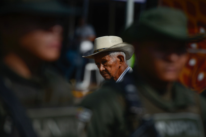 Un hombre camina este jueves en el municipio de Jamundí. Un total de 100 policías llegaron este jueves a reforzar la seguridad local.