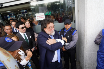 El momento en que Patricio Espinosa sale del Complejo Judicial Norte.