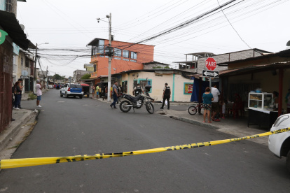Acto. Lo asesinaron en el sur de Guayaquil. Policía recogió indicios