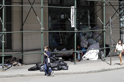 Nueva York. Dos mujeres en un campamento para los sin hogar.