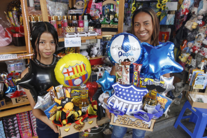 Los comerciantes del Puerto Principal se alistan para esta celebración.
