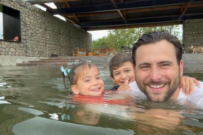 Neils Olsen con sus hijos.