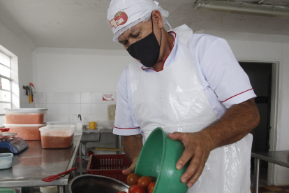Labores. Una persona cumple su jornada laboral en un buen ambiente.