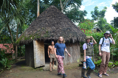 Turismo. El jefe del hogar sirve de guía a grupos de visitantes.