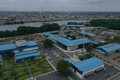 Alrededores. Cerca del Centro Forense Guayaquil está el Mercado Portete, supermercado de comida, el estero Salado, conjuntos habitacionales e industrias.