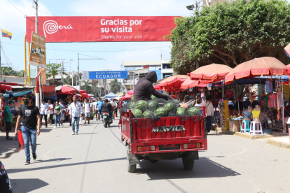 Frontera. Perú exporta frutas y vegetales a Ecuador. Por ejemplo, le vende sandías, limones y cebollas. En el puente que hay entre los dos países se ve el cruce de alimentos.