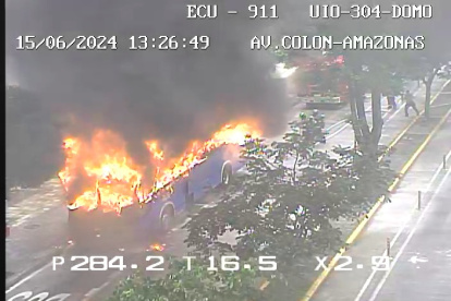 Un bus se incendió en Quito, cuando circulaba por la avenida Colón.