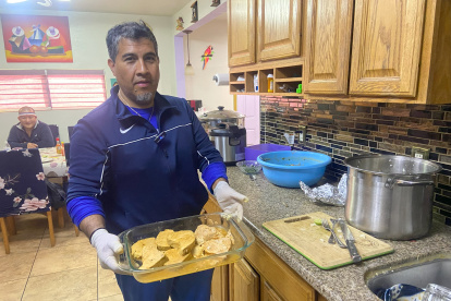 Franklin Curicho vende el ‘levanta muerto’ en la ‘ciudad del pecado’. Los extranjeros se enamoran de este plato típico ecuatoriano.
