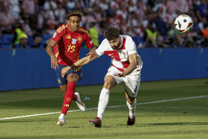 Lamine Yamal intenta escapar de la marca de Josko Gvardiol.