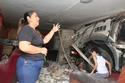 El accidente en las calles Colombia y Manuel Villavicencio destruyó parte de una casa y dejó a 7 personas heridas.