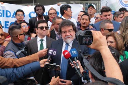 Patricio Espinosa, rector de la UCE, al salir de la audiencia en el Complejo Judicial Norte, en Quito.