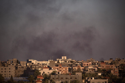 El humo se eleva después de un ataque aéreo israelí en Rafah, sur de la Franja de Gaza, en una imagen de archivo.
