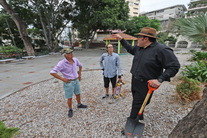 Organización. Roberto Coello, Mauro Vásquez y Pablo Barrezueta se organizan junto con otros vecinos para mejorar algunas zonas de Lomas de Urdesa.