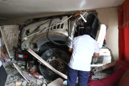 La mañana de ayer, trabajadores del Cabildo porteño se acercaron al inmueble afectado para evaluar los daños.