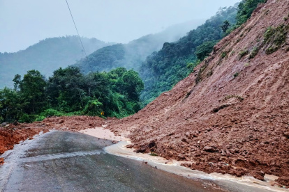 Un derrumbe en el sector Zuñac, en Morona Santiago, provocó el cierre de la vía, tras las fuertes lluvias.